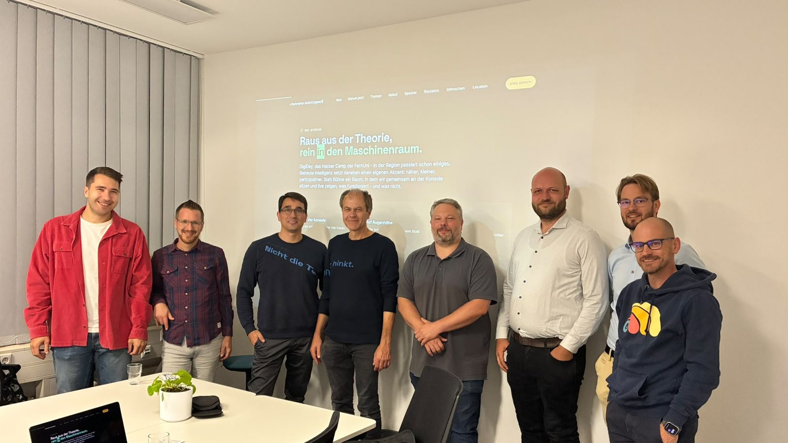 Die Teilnehmerrunde der zweiten Ausgabe steht vor der Projektion im Seminarraum der FernUniversität in Hagen